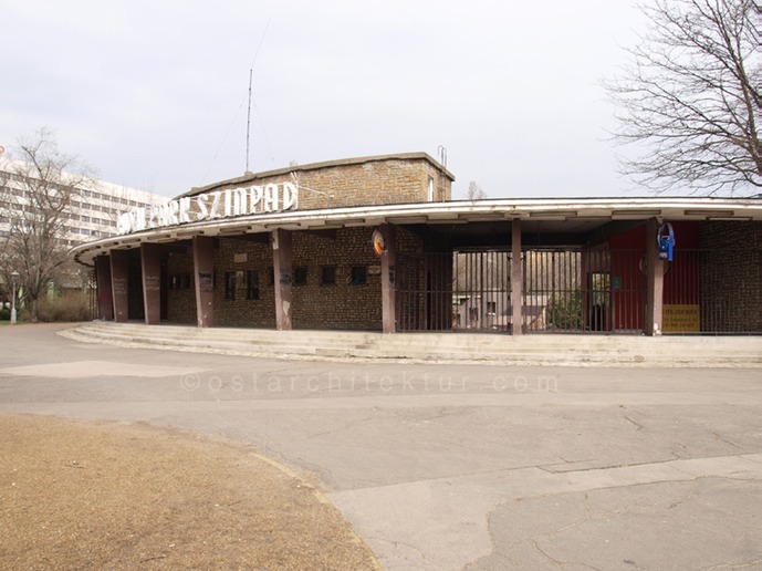 Budapest Park Szinpad Kosztolanyi Dezso ter 2009-04-01 001